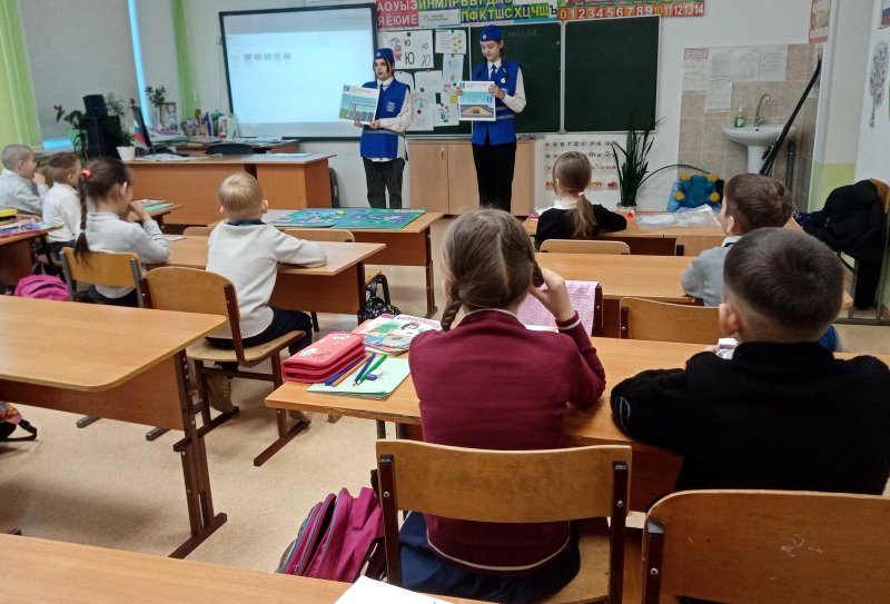 Юные инспекторы движения Асиновского района рассказали дошколятам о безопасном поведении на дороге